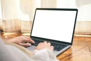 Comment réparer un écran blanc sur un ordinateur ?