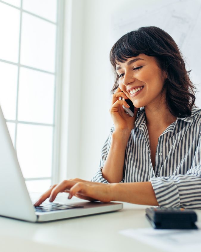femme sereine qui appelle le service de maintenance informatique de nogent informatique