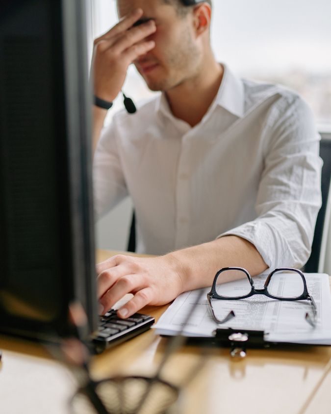 homme qui travaille et fatigué a cause d'un problème informatique