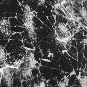 broken laptop screen on table close up écran d'ordinateur cassé