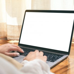 Mockup image of a woman using laptop computer with blank white d main d'homme tapant sur le clavier d'un ordinateur portable à l'écran blanc